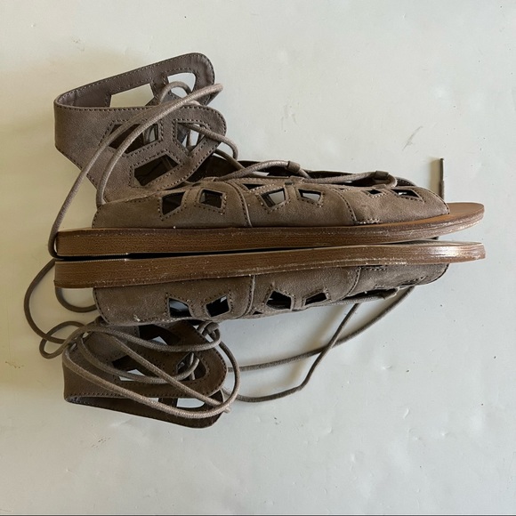 Mossimo Supply Co. Nadine Taupe Gladiator Style Tie Sandals. Size 9.5 - Picture 4 of 8